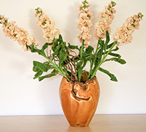 Holzvase mit Blumen